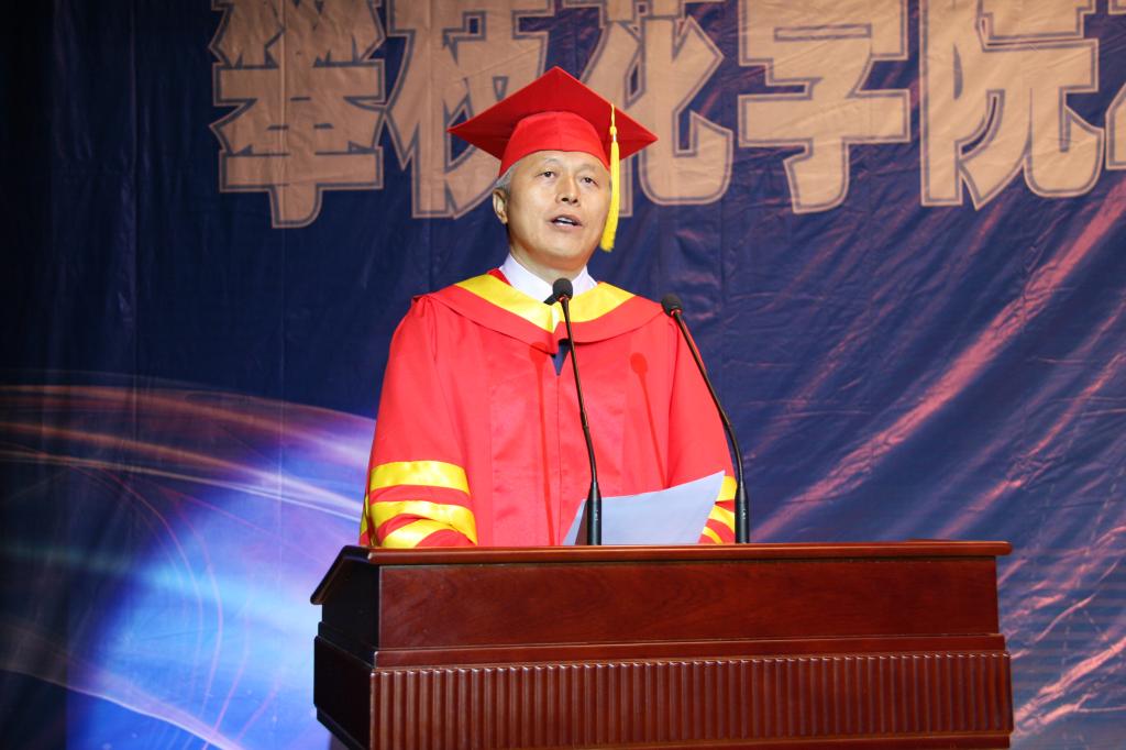 党委副书记、校长、校学位评定委员会主席王曙光宣读授位决议