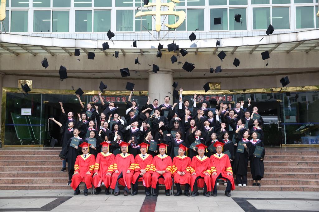 全体校领导与各二级学院毕业生合影留念