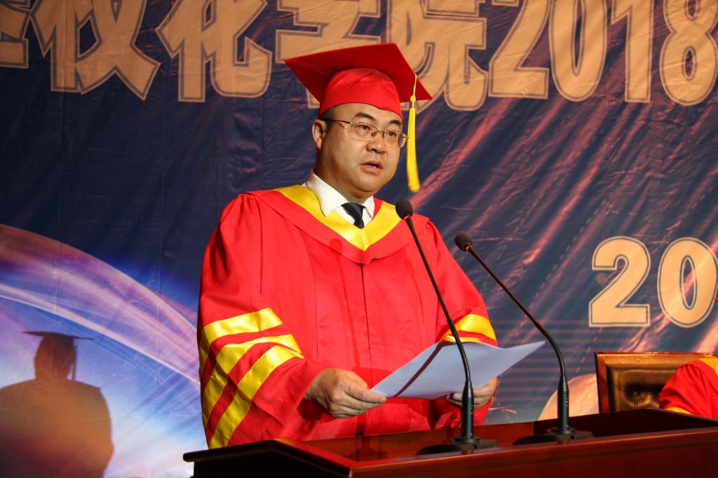 党委副书记、纪委书记彭徐宣读文件