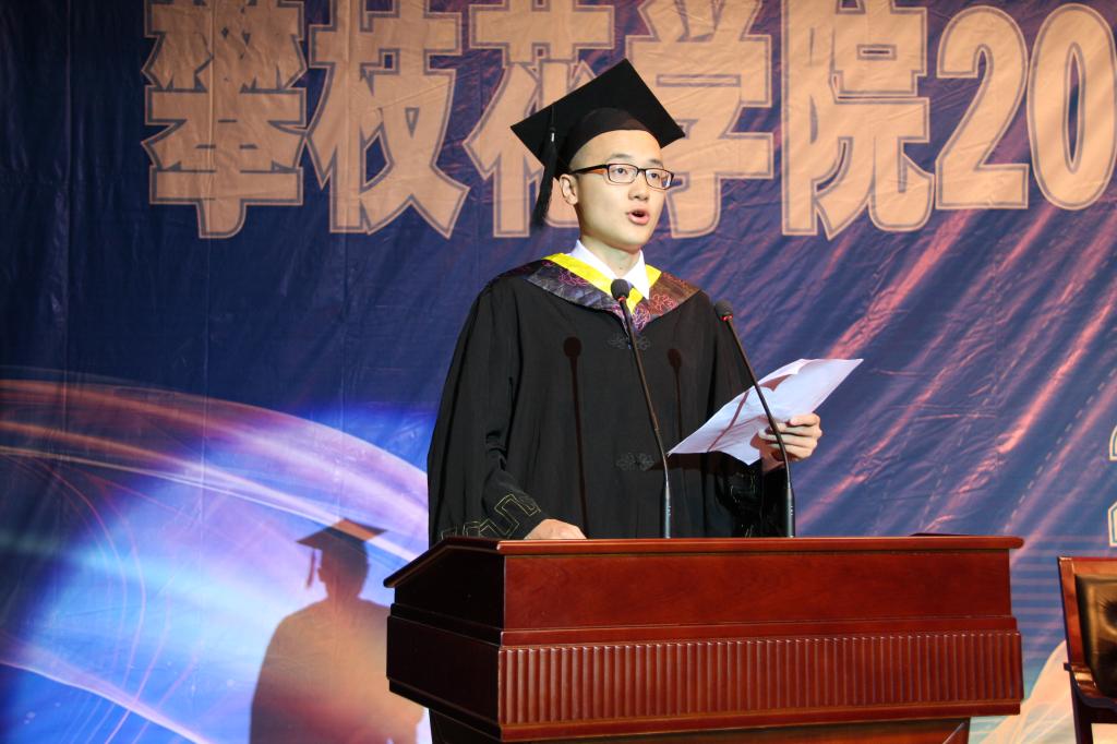 电信学院廖勇作为毕业生代表发言
