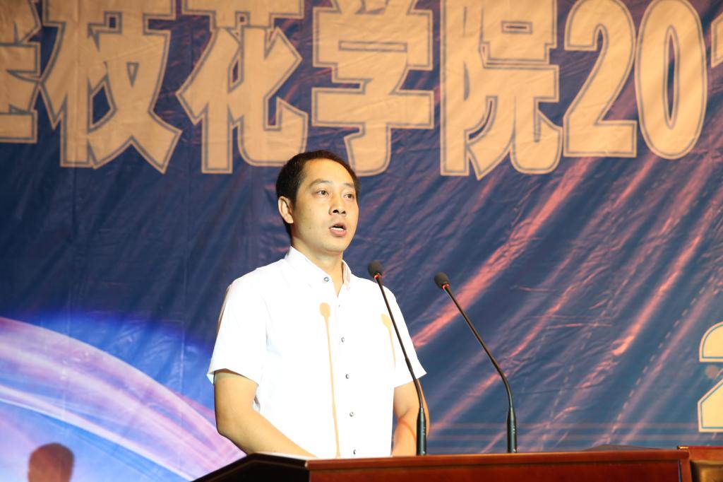 生化学院副院长蒋志强作为教师代表发言